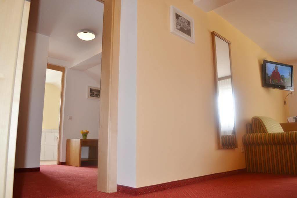 Hotel Zum Blauen Hecht à Kipfenberg Extérieur photo